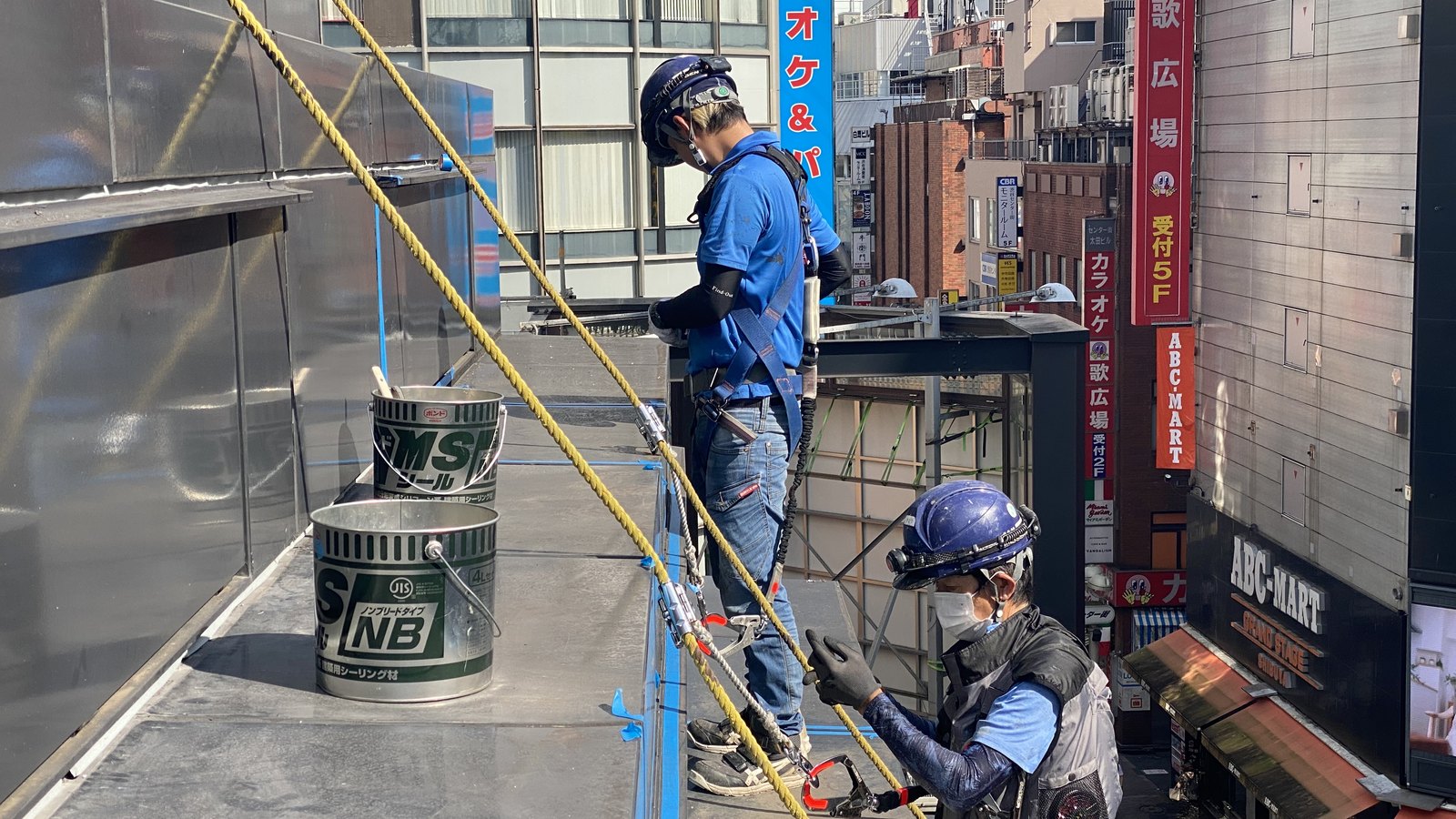 ビル屋上での作業のようす。手前は変成シリコーン系のシーリング材